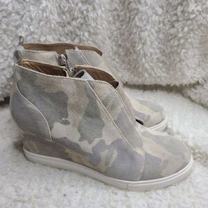 Linea Paolo Felicia Suede Camo Wedge Side Zip Ankle Boots size‎ 7.5